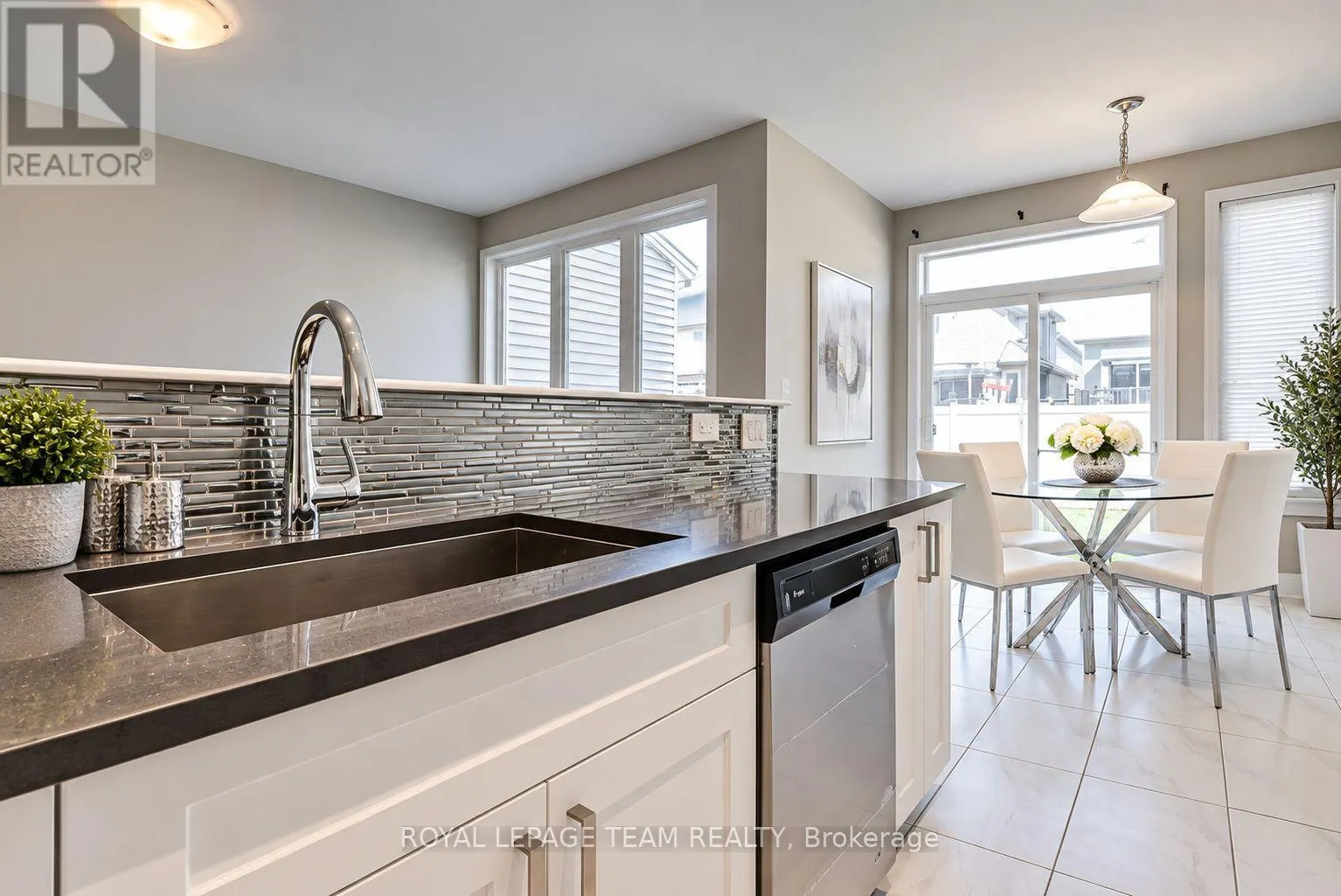 324 FERGUS CRESCENT
