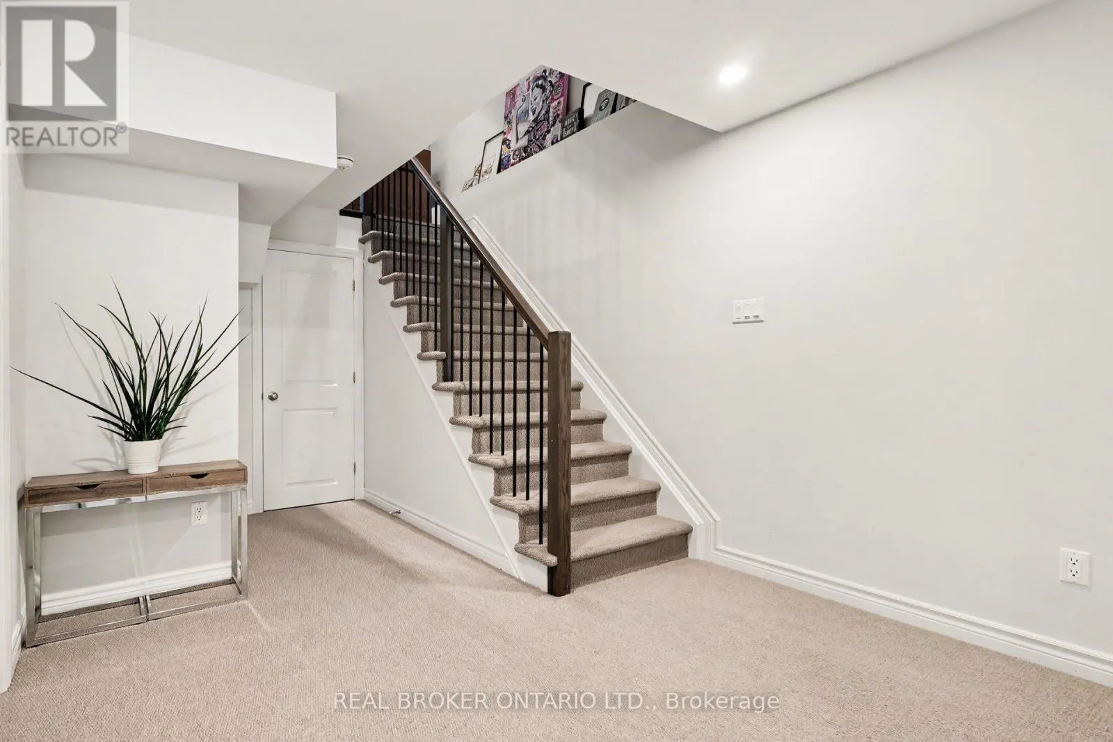 769 CAIRN CRESCENT