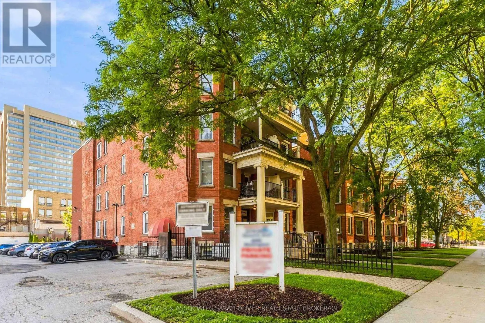 101 - 285 QUEENS AVENUE #101