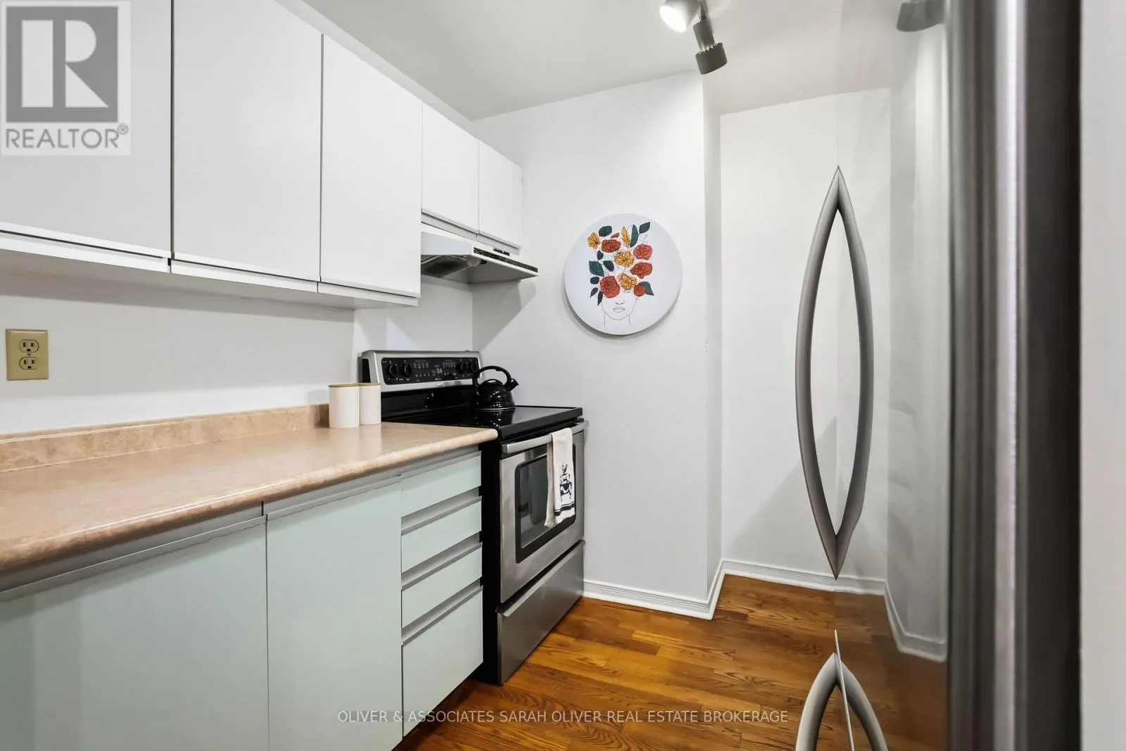 101 - 285 QUEENS AVENUE #101