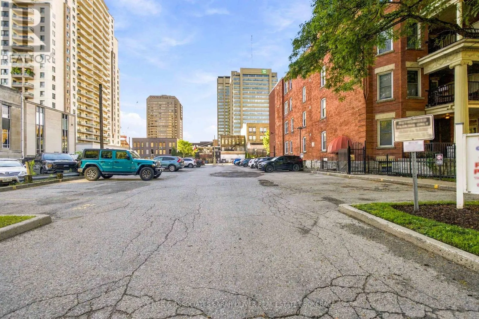 101 - 285 QUEENS AVENUE #101