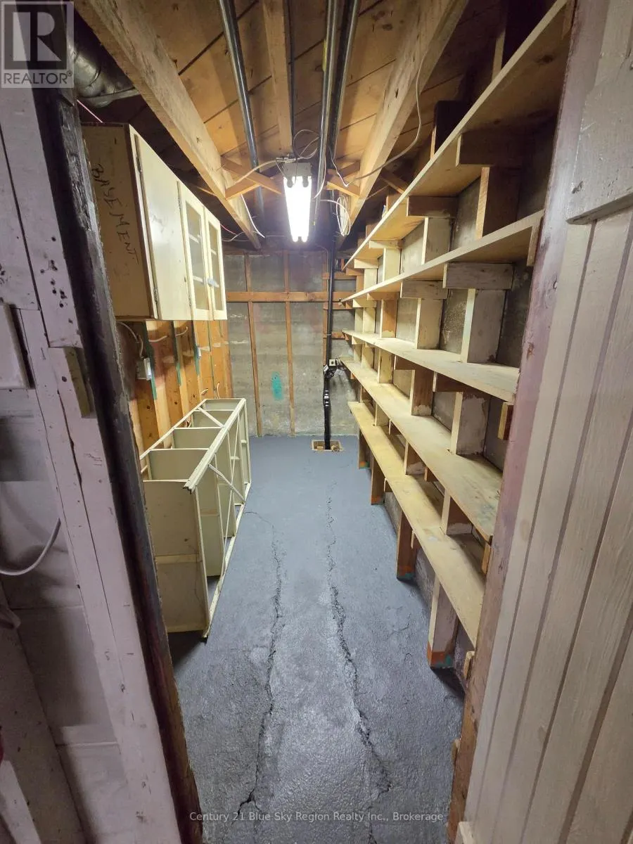 421 WORTHINGTON ST E