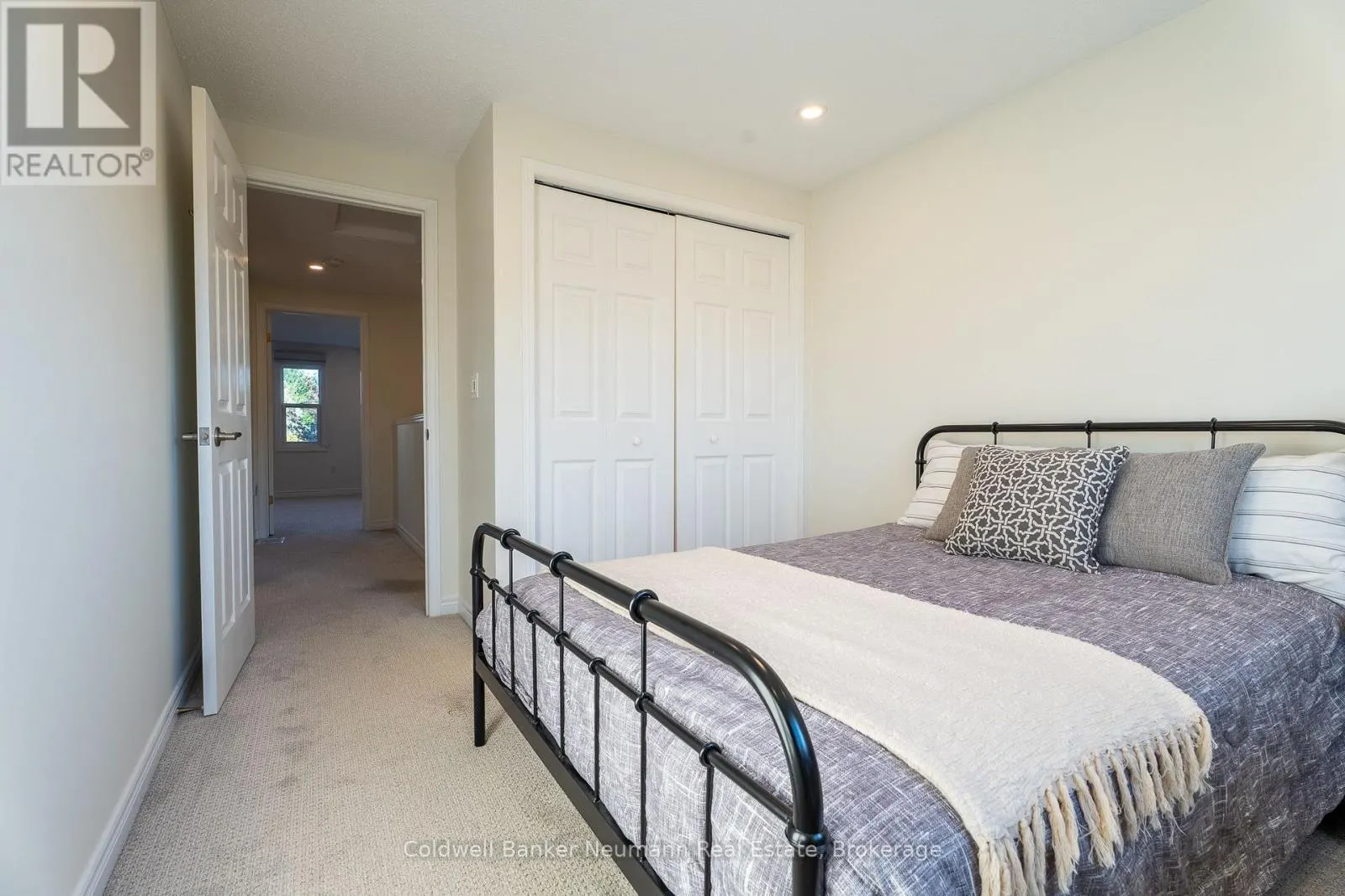 46 DARLING CRESCENT