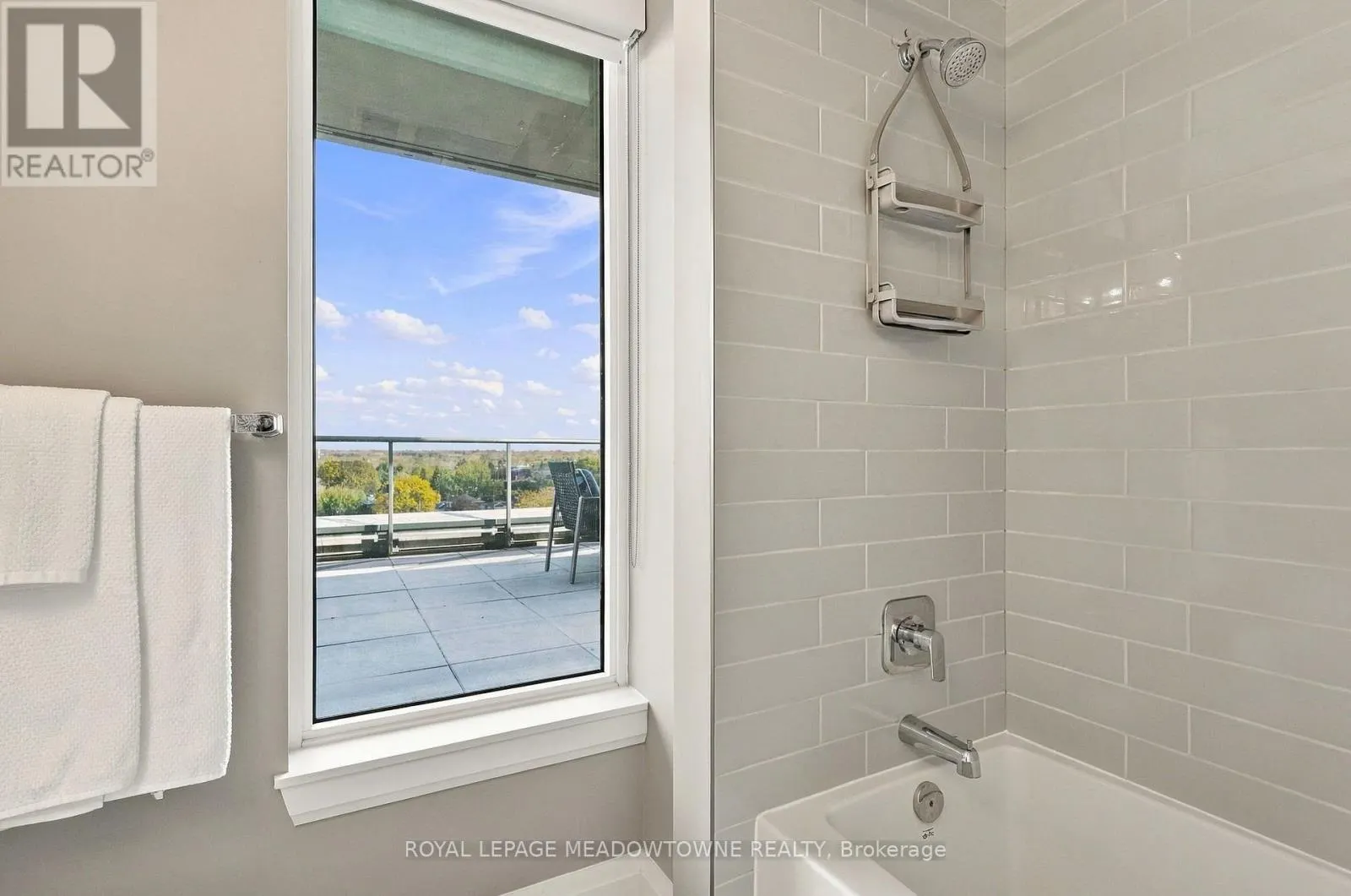 802 - 73 ARTHUR STREET S