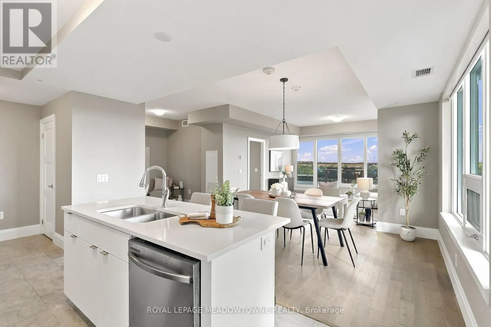 802 - 73 ARTHUR STREET S