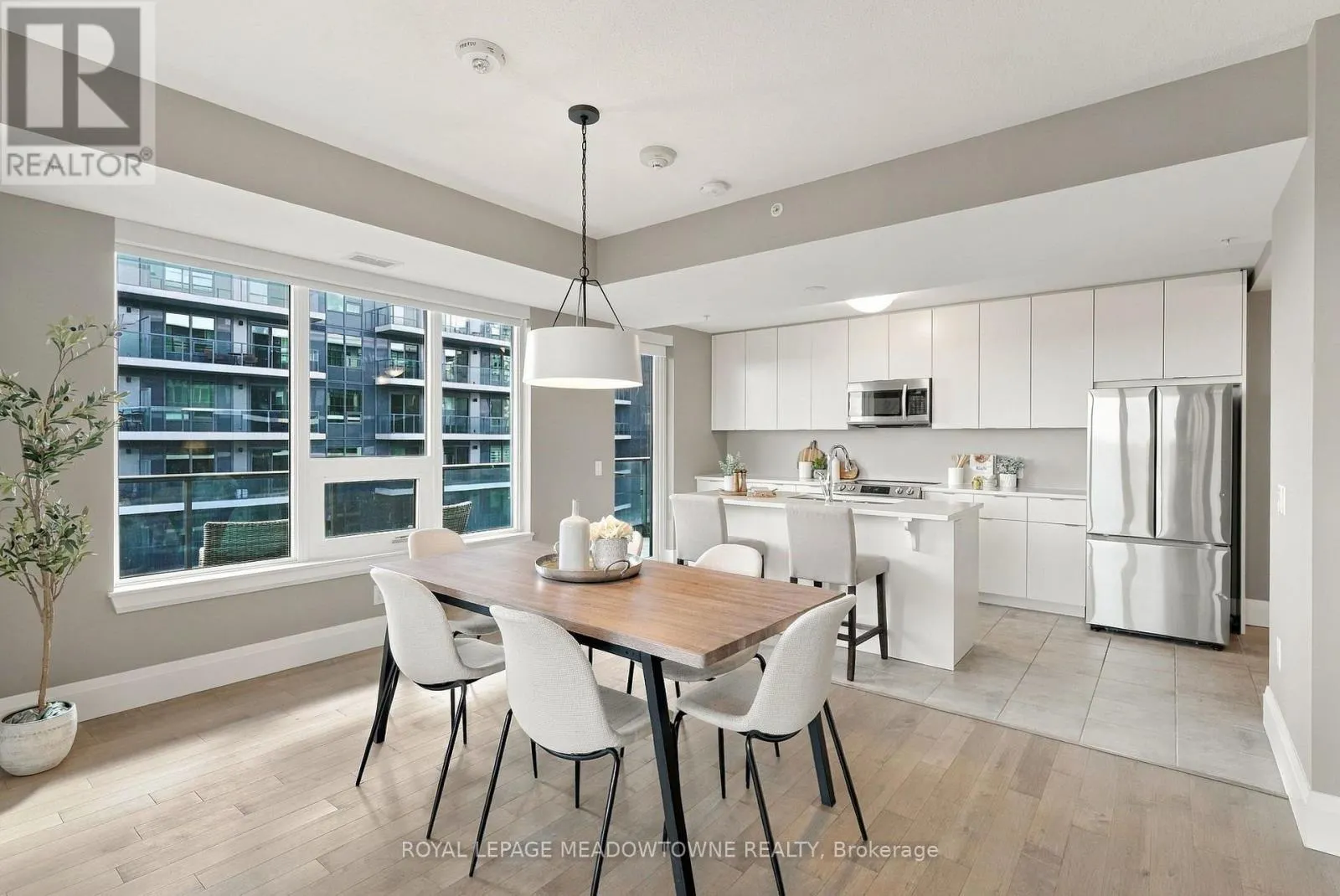 802 - 73 ARTHUR STREET S