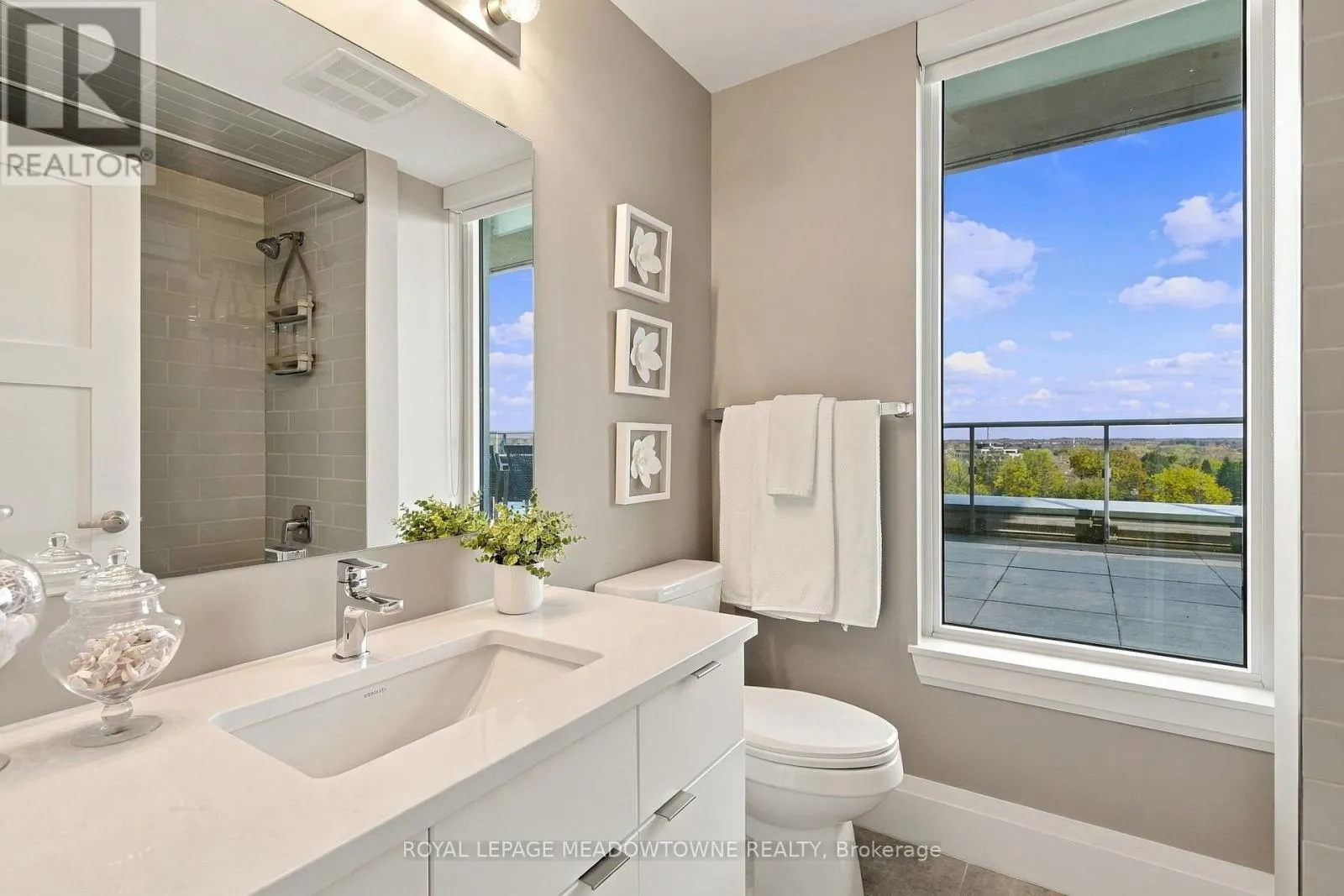 802 - 73 ARTHUR STREET S