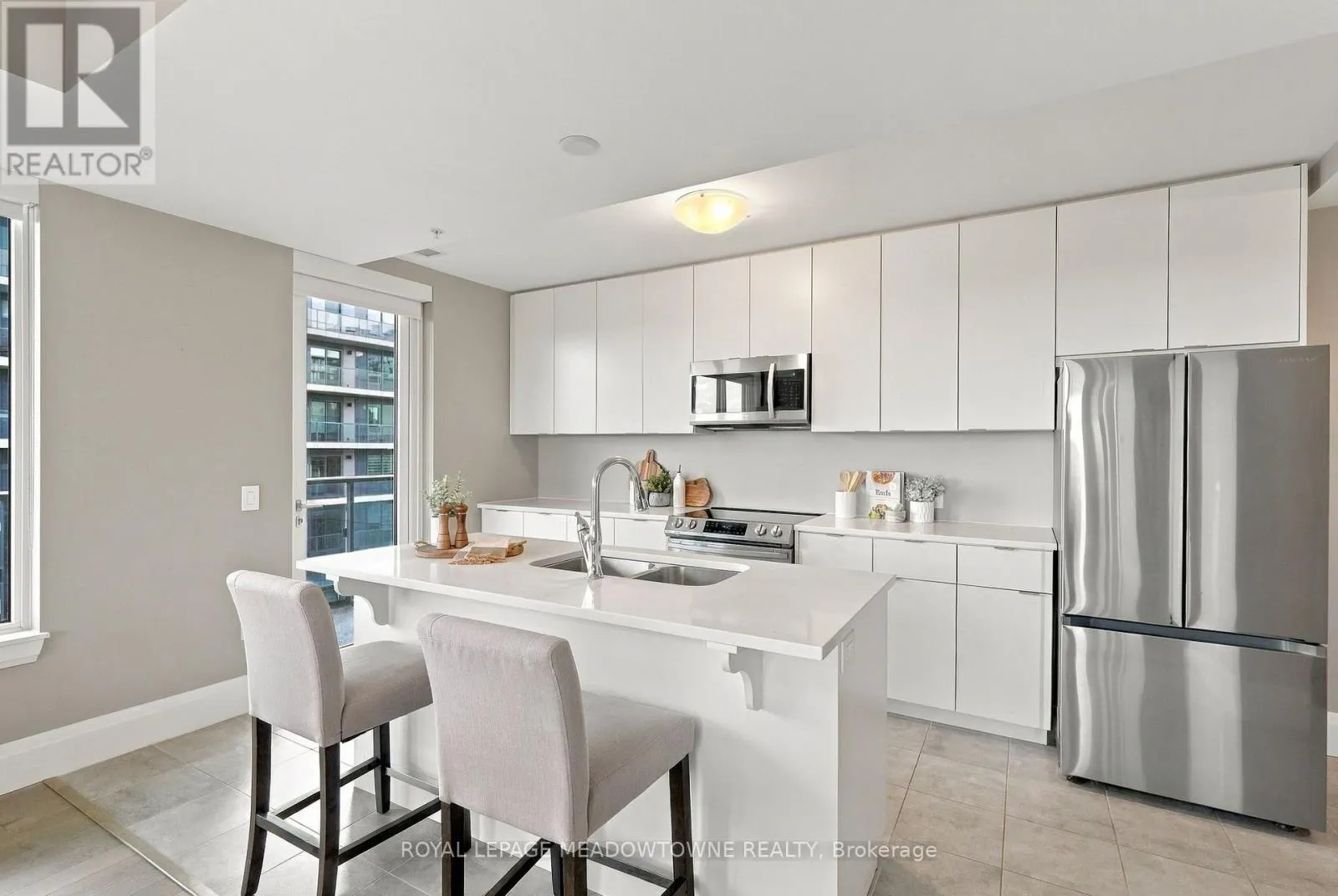 802 - 73 ARTHUR STREET S