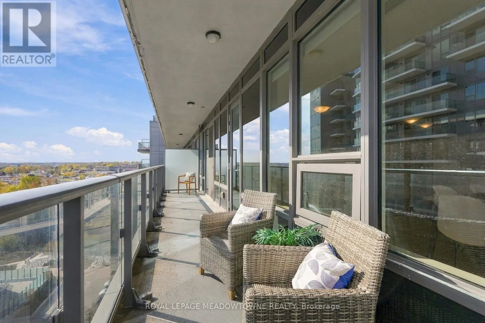 802 - 73 ARTHUR STREET S