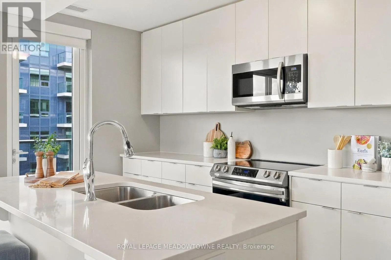 802 - 73 ARTHUR STREET S