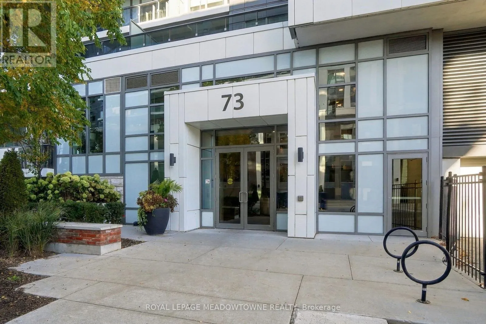 802 - 73 ARTHUR STREET S