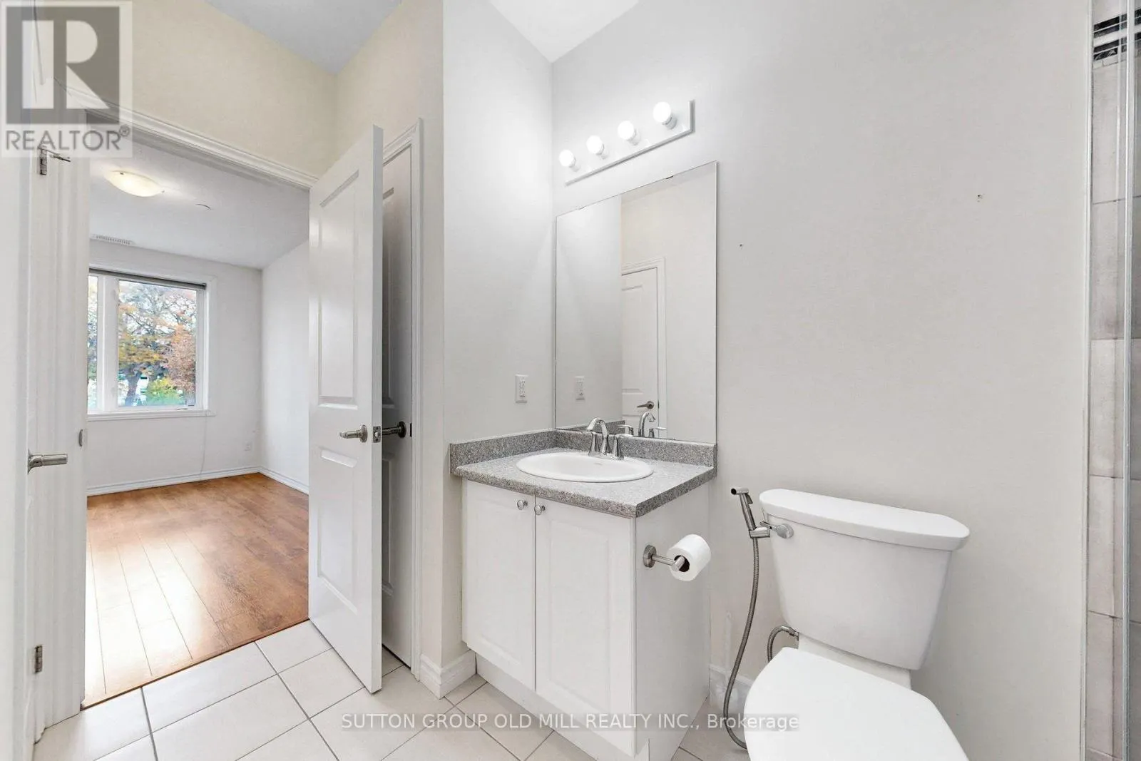 102 - 95 WILSON ST STREET W