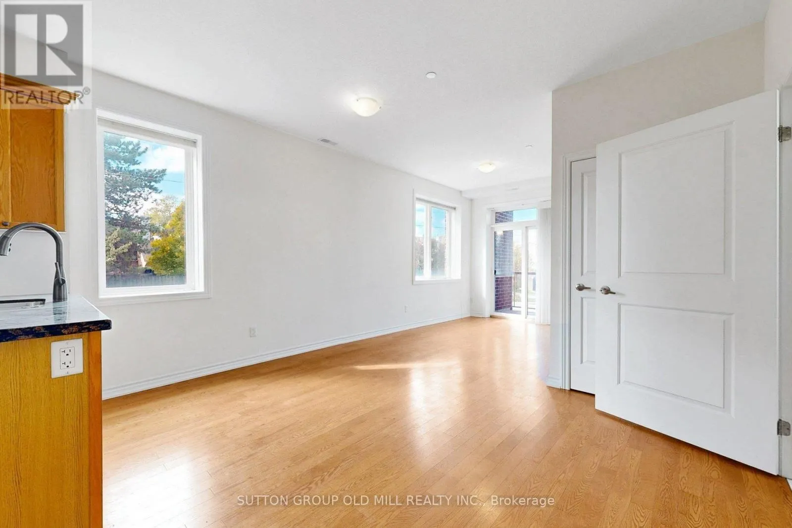102 - 95 WILSON ST STREET W