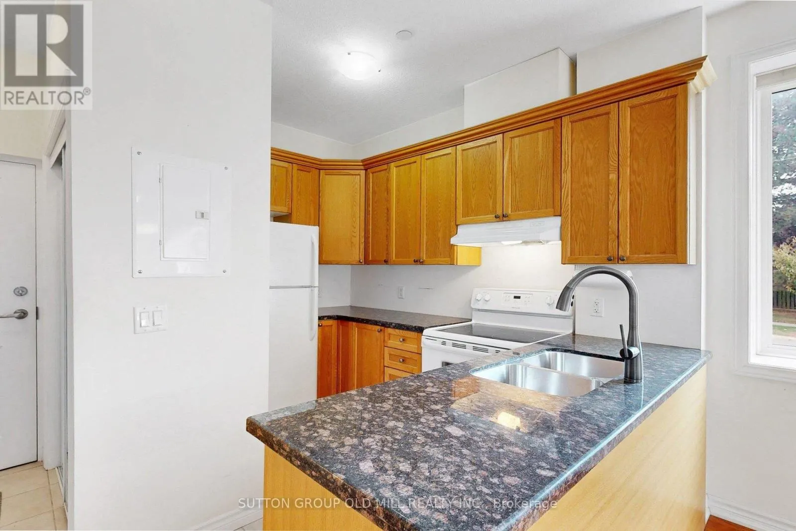 102 - 95 WILSON ST STREET W