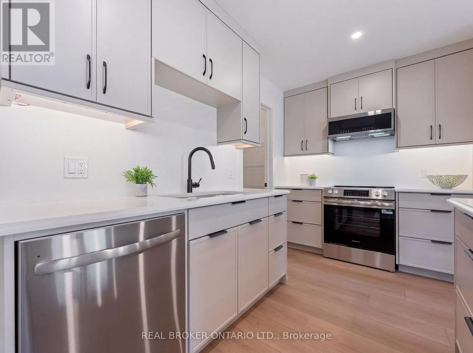 4 - 151 DAVIS STREET
