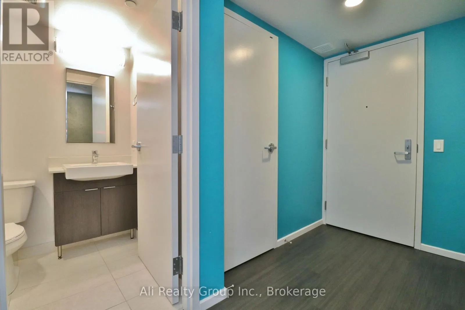 1601 - 105 CHAMPAGNE AVENUE S