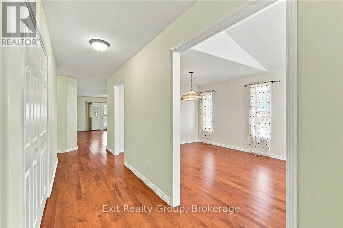 6 HEMLOCK CRESCENT