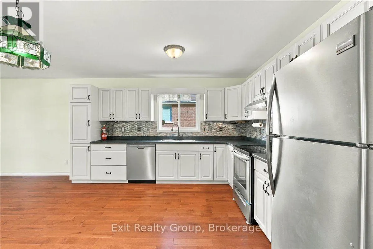 6 HEMLOCK CRESCENT
