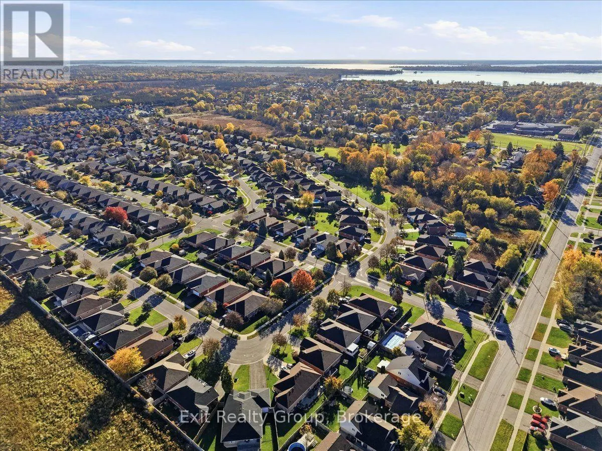6 HEMLOCK CRESCENT
