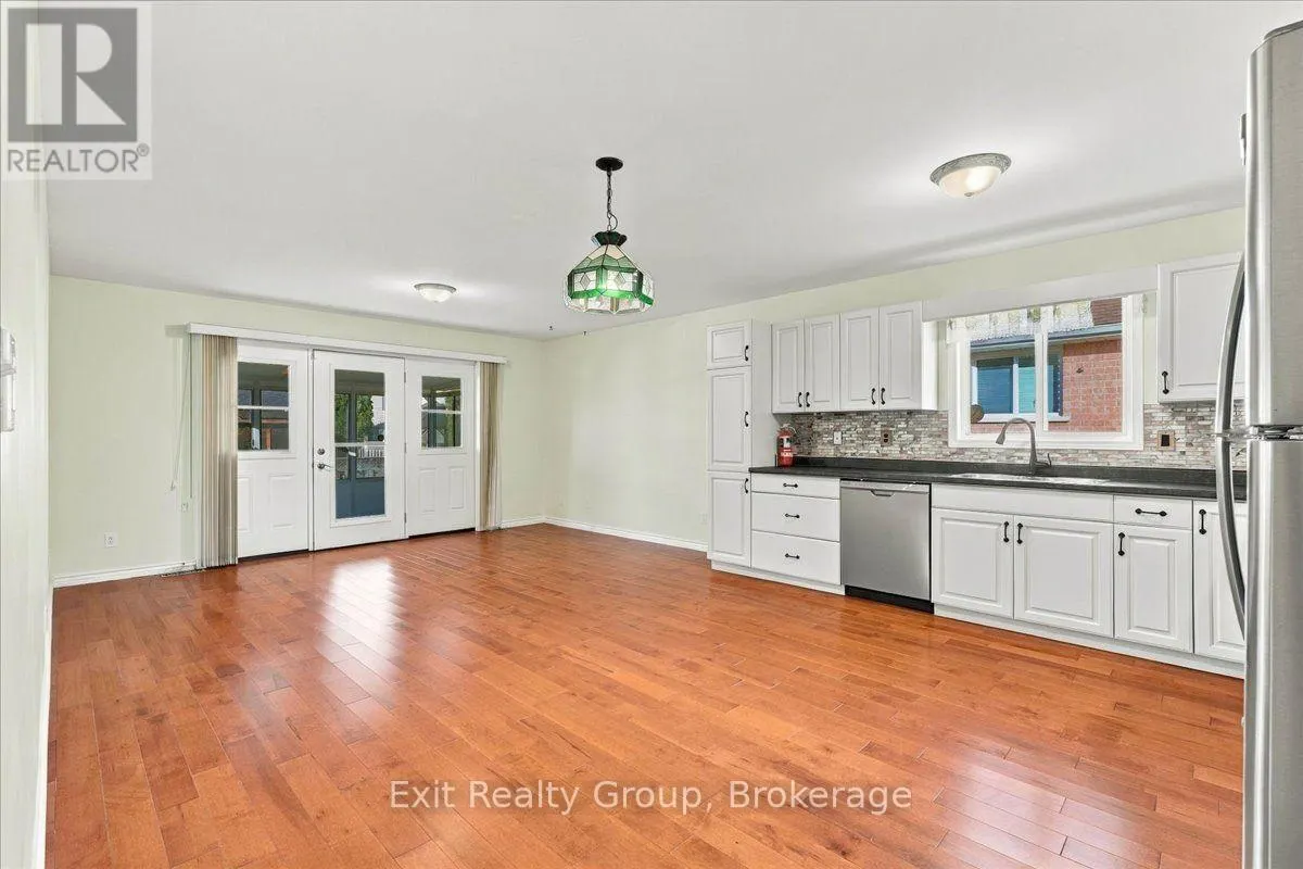 6 HEMLOCK CRESCENT