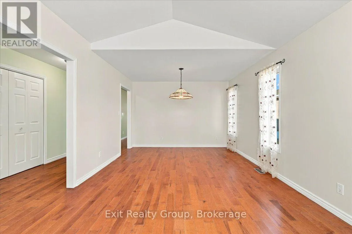 6 HEMLOCK CRESCENT