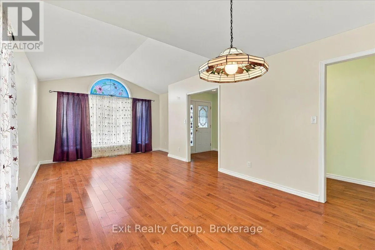 6 HEMLOCK CRESCENT