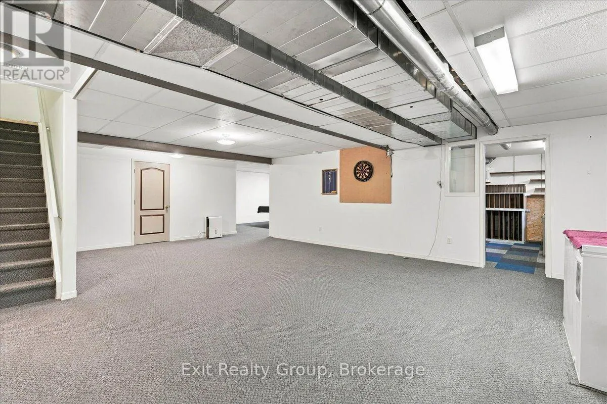 6 HEMLOCK CRESCENT