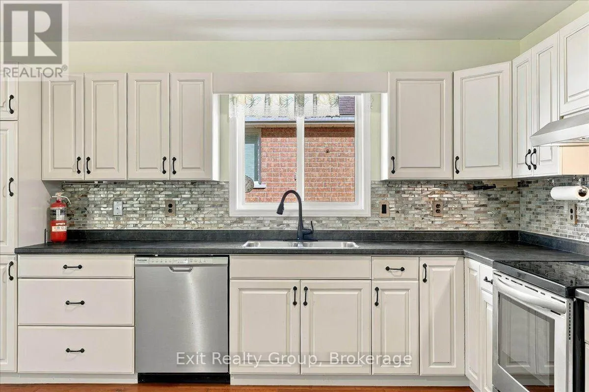 6 HEMLOCK CRESCENT