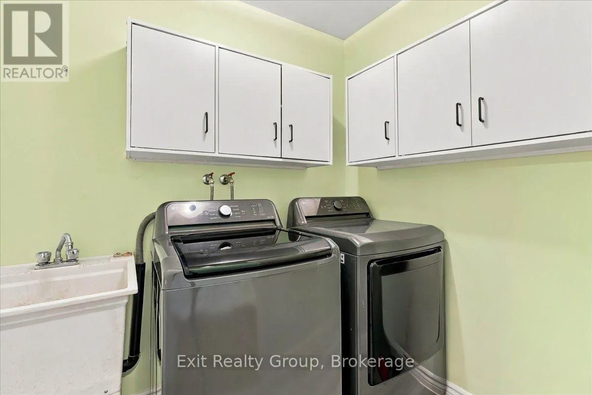 6 HEMLOCK CRESCENT
