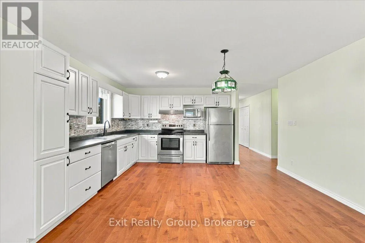 6 HEMLOCK CRESCENT
