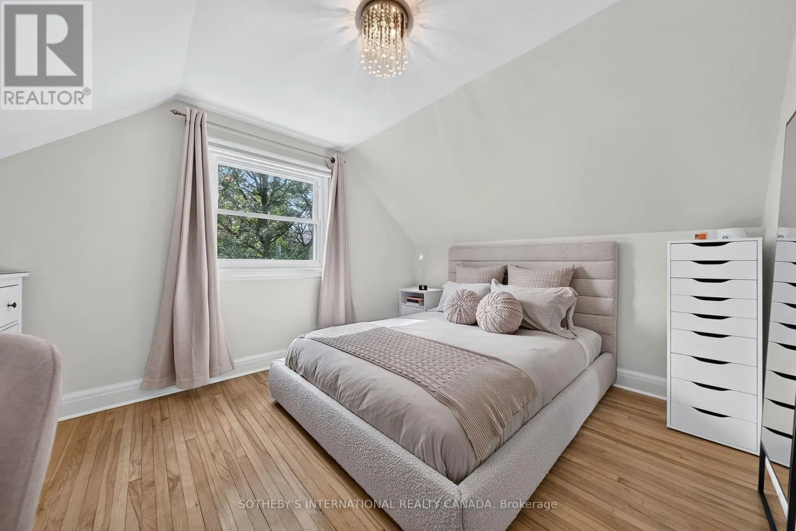 38 ROSLIN AVENUE S