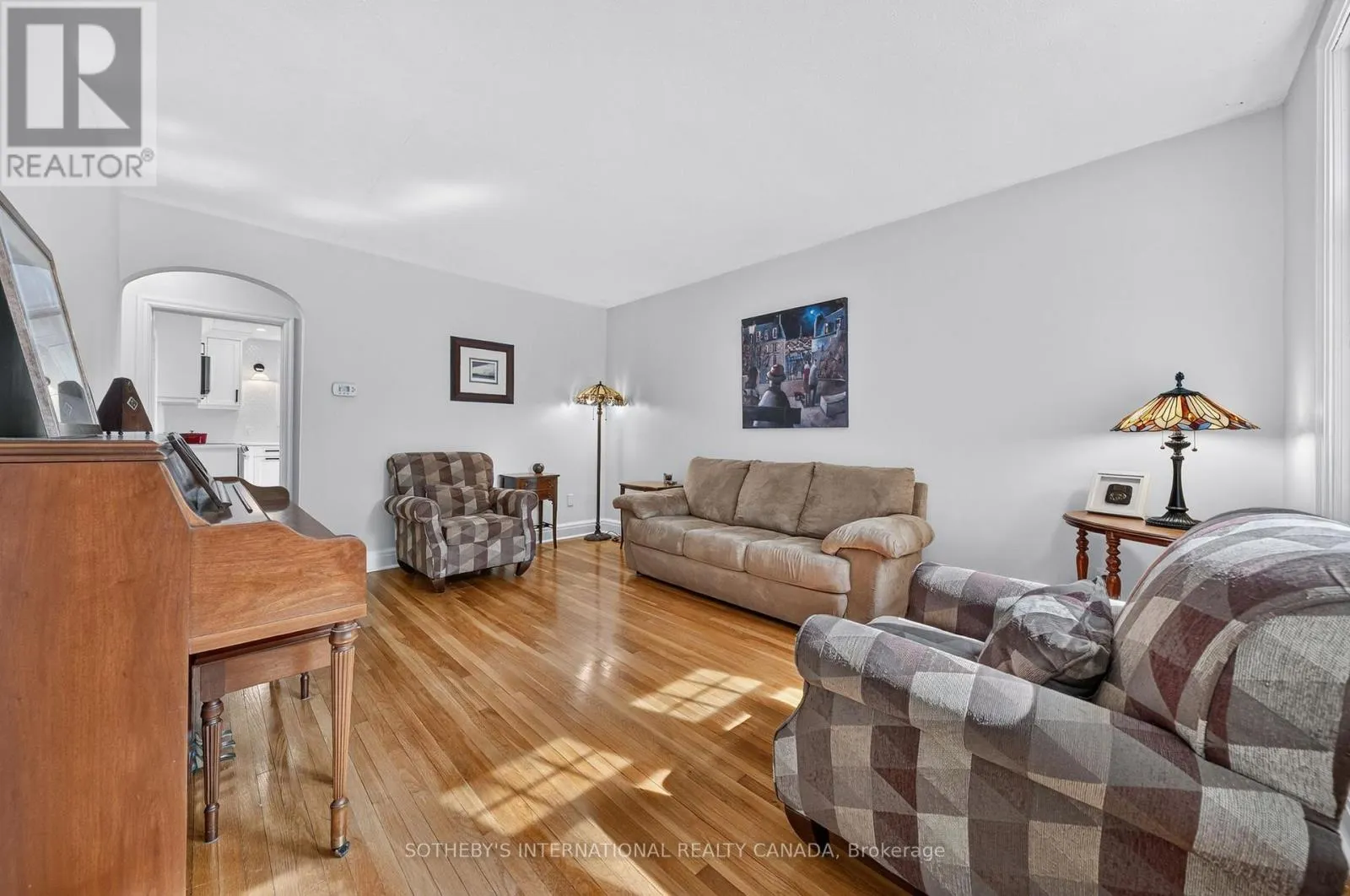 38 ROSLIN AVENUE S