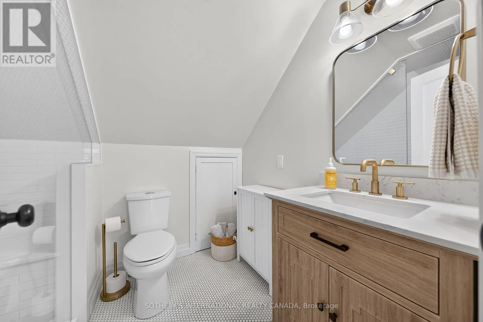 38 ROSLIN AVENUE S