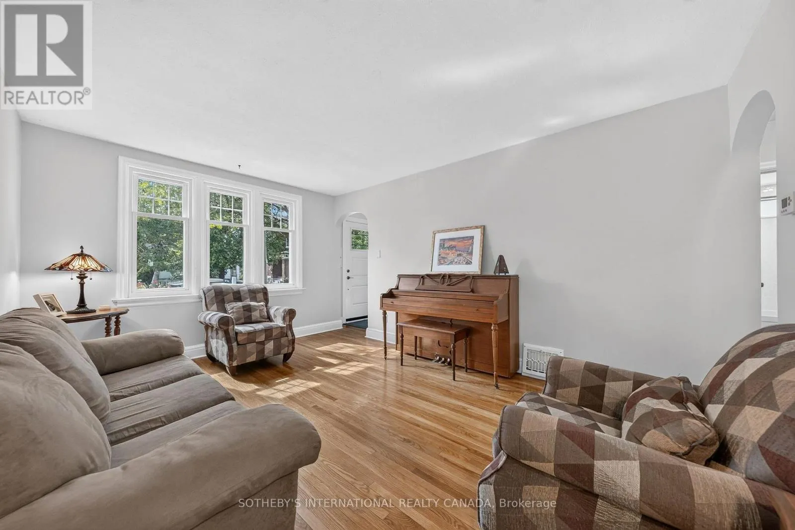 38 ROSLIN AVENUE S