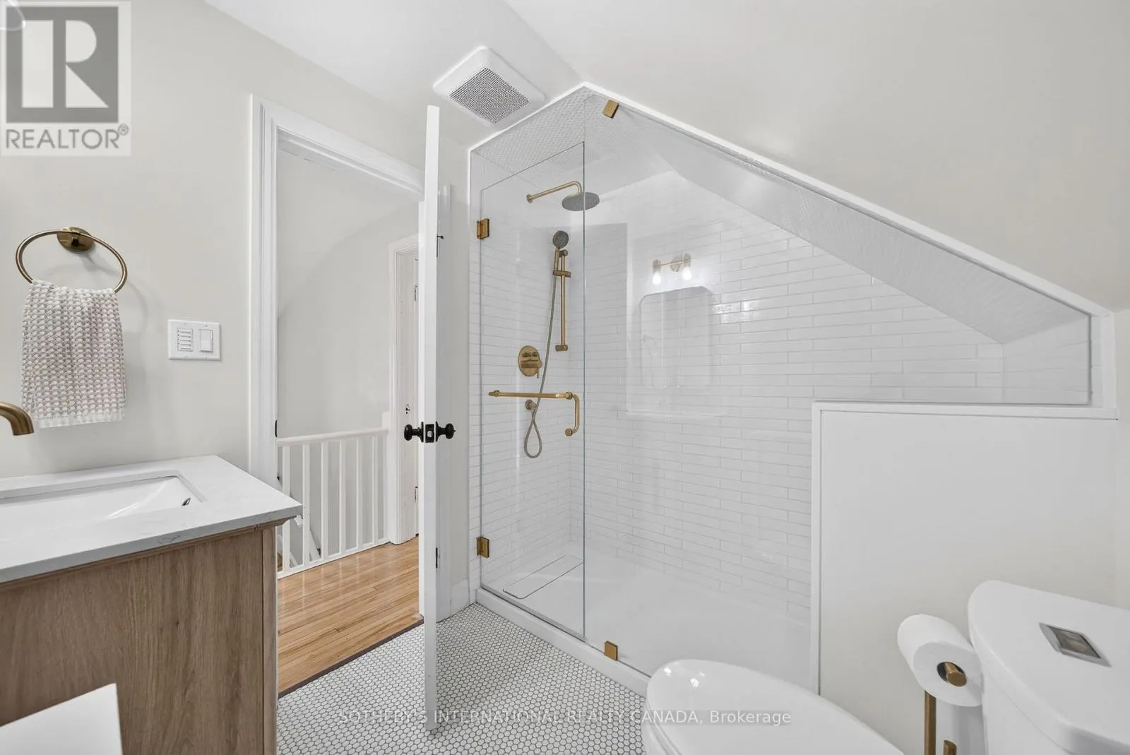 38 ROSLIN AVENUE S