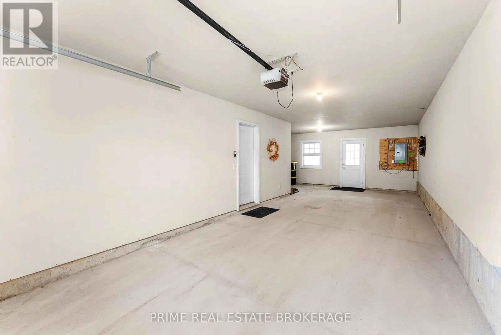 4 - 1850 BEAVERBROOK AVENUE #4