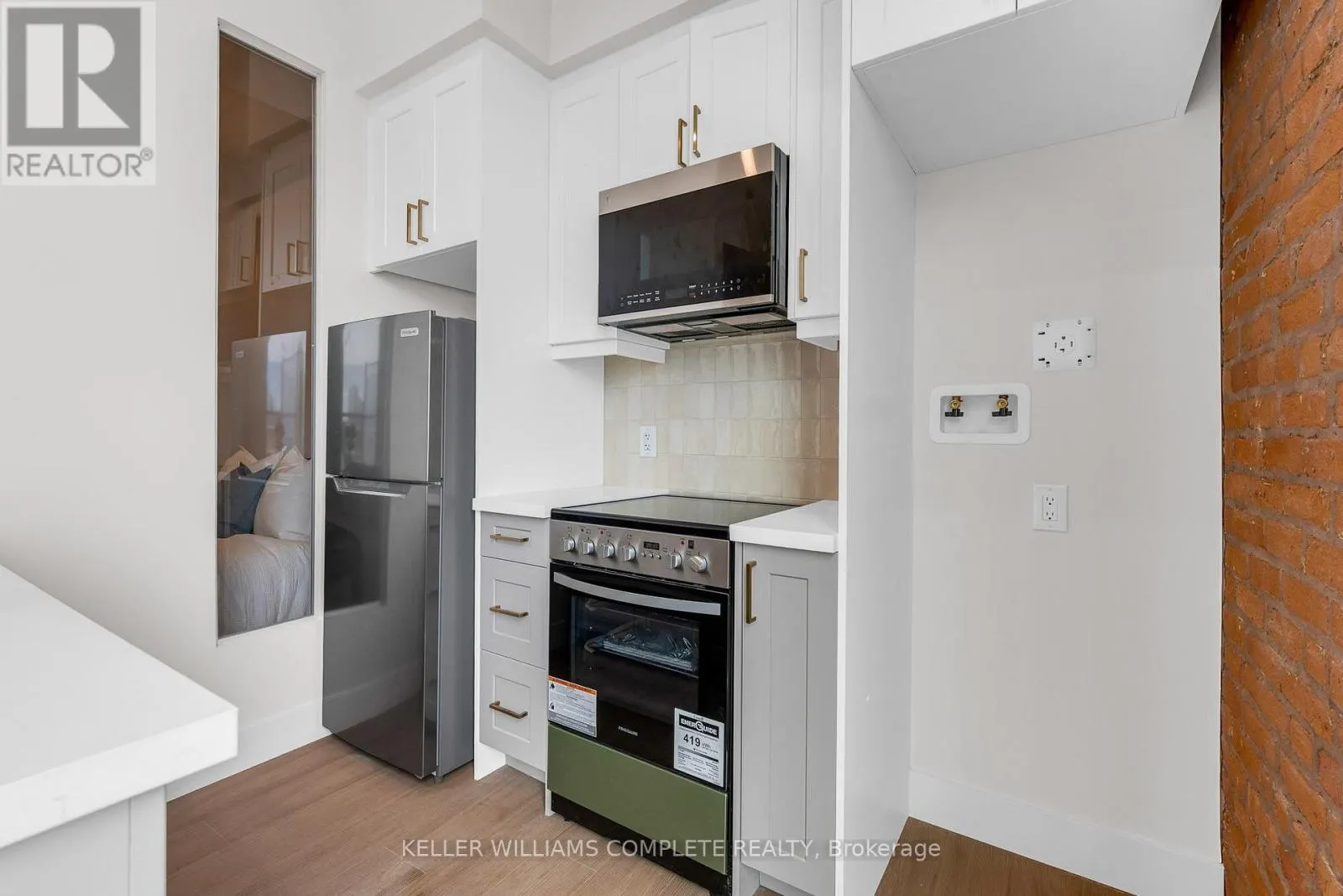211 - 56 YORK BOULEVARD