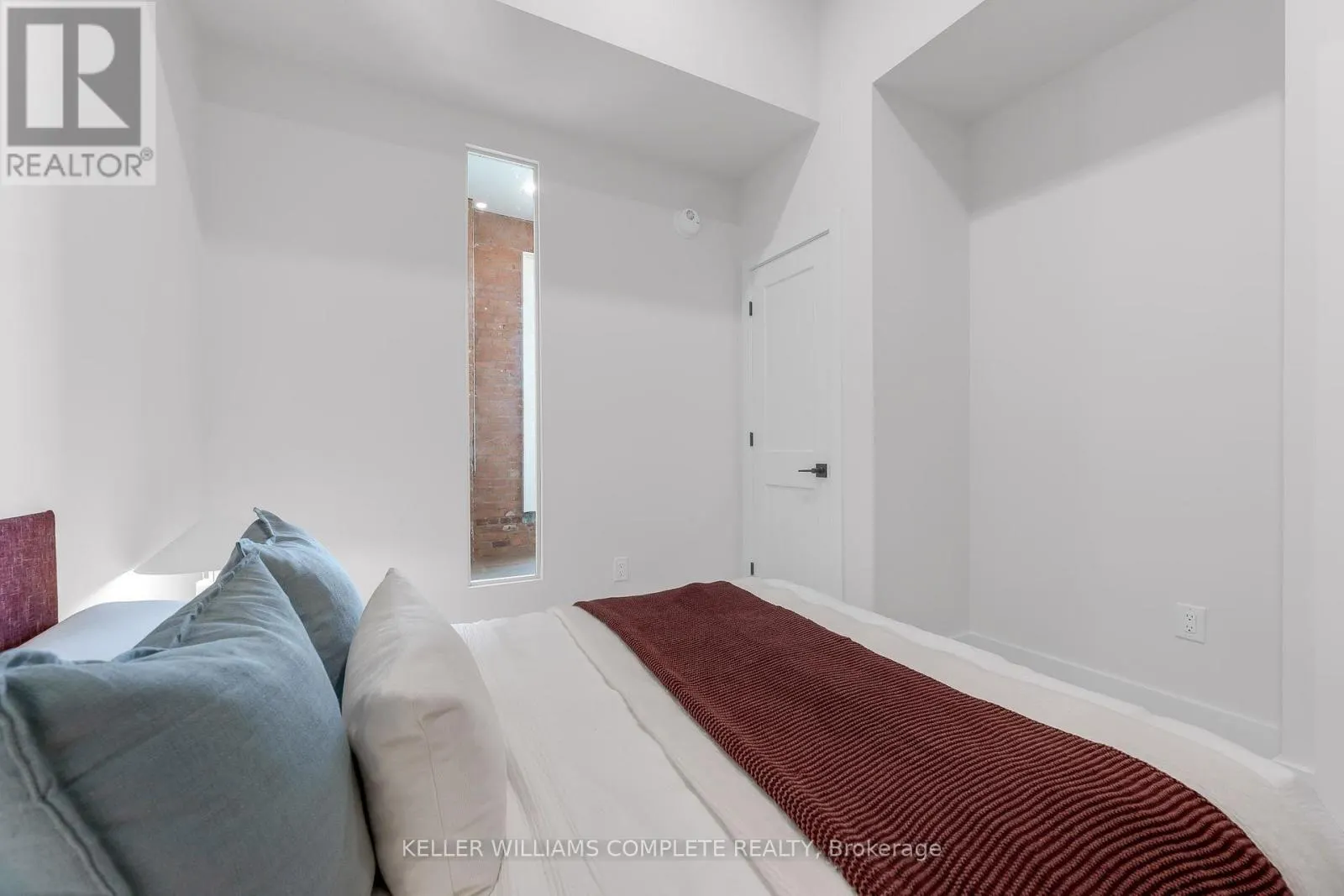 211 - 56 YORK BOULEVARD