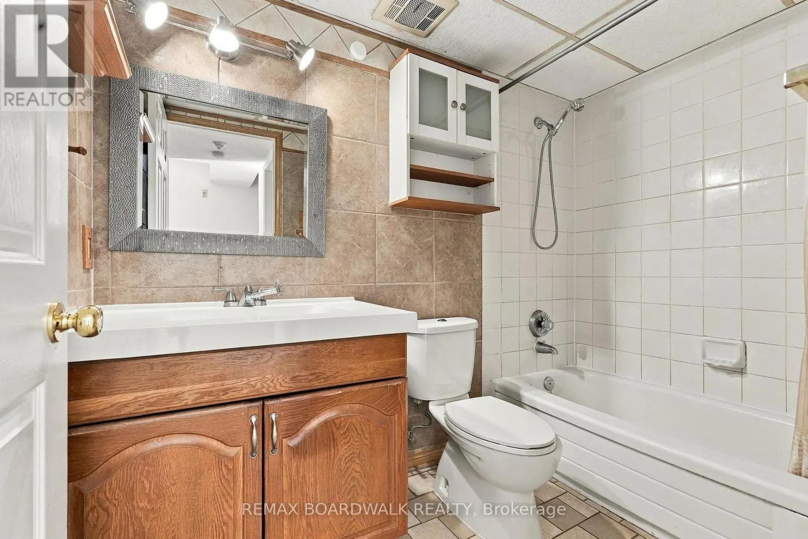 204 - 1490 HERON ROAD