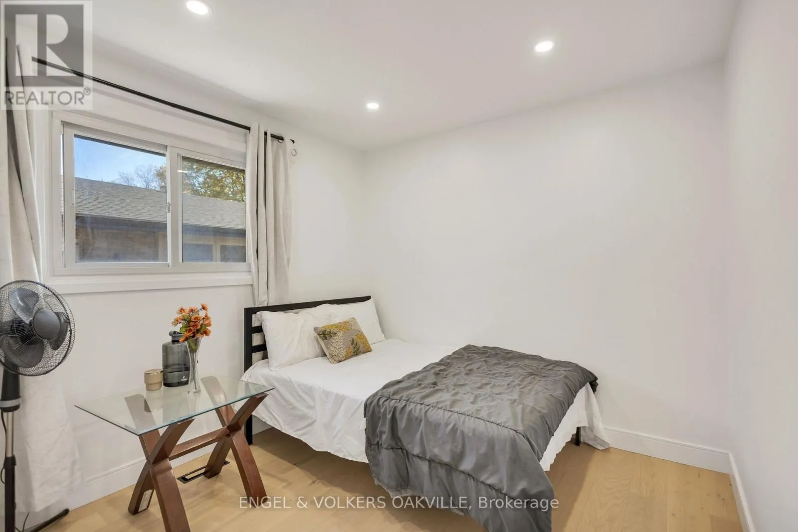 25 HINES CRESCENT