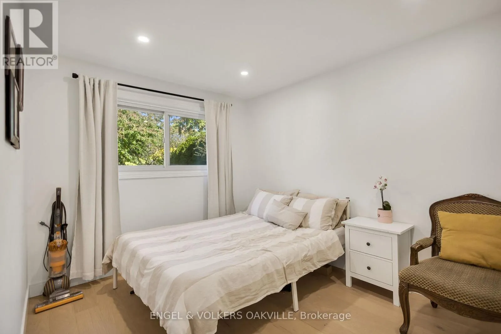 25 HINES CRESCENT