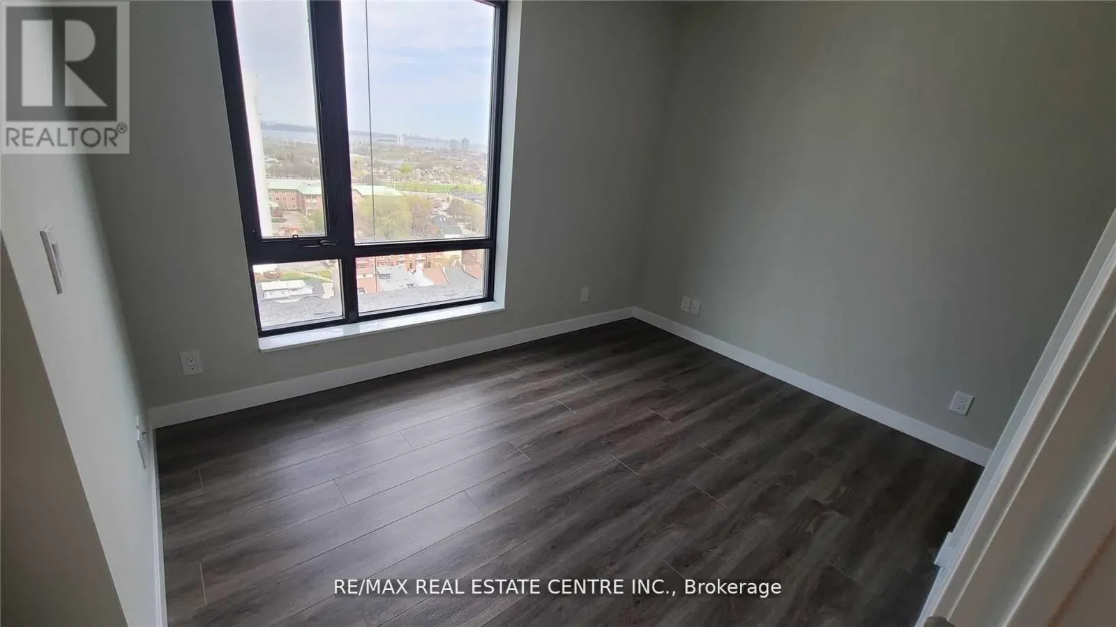 1007 - 15 QUEEN STREET S