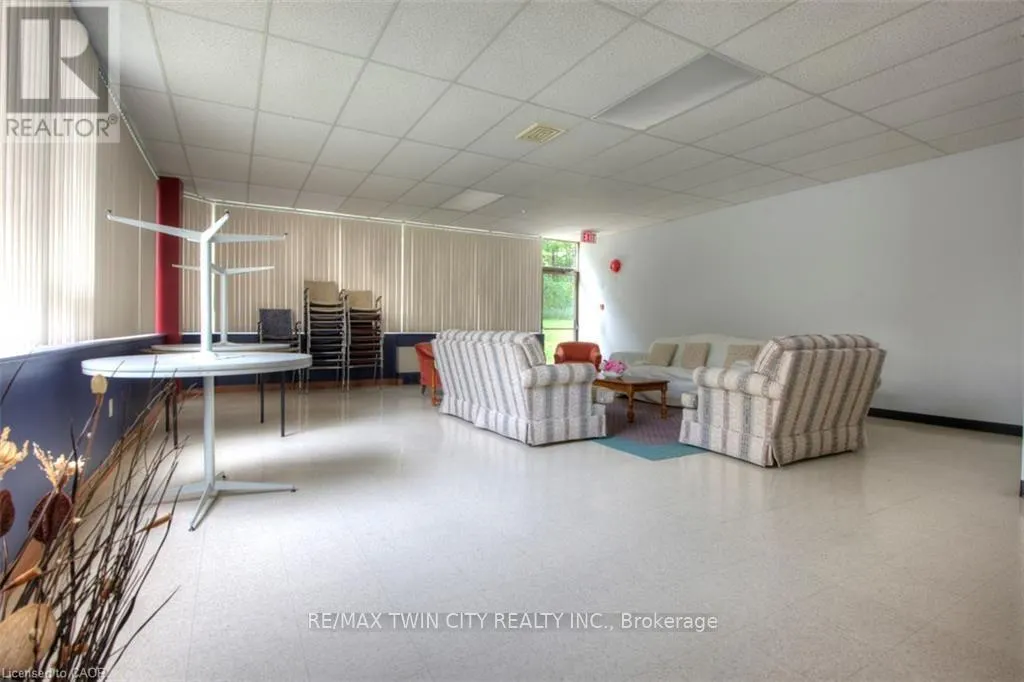 409 - 3227 KING STREET E
