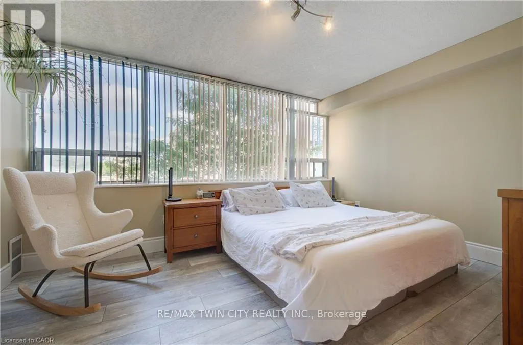 409 - 3227 KING STREET E