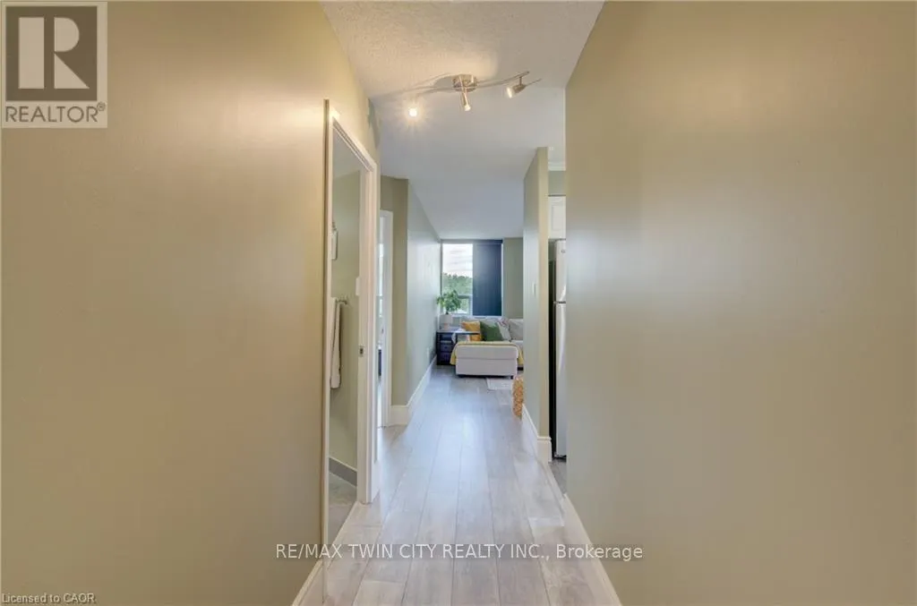 409 - 3227 KING STREET E