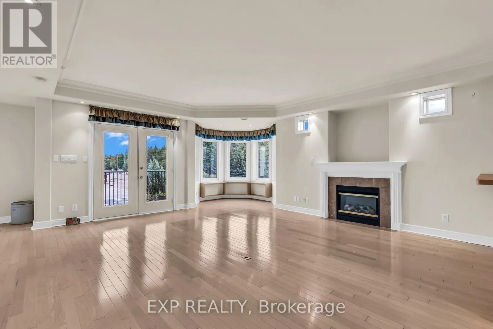 307 - 10 BAY STREET E