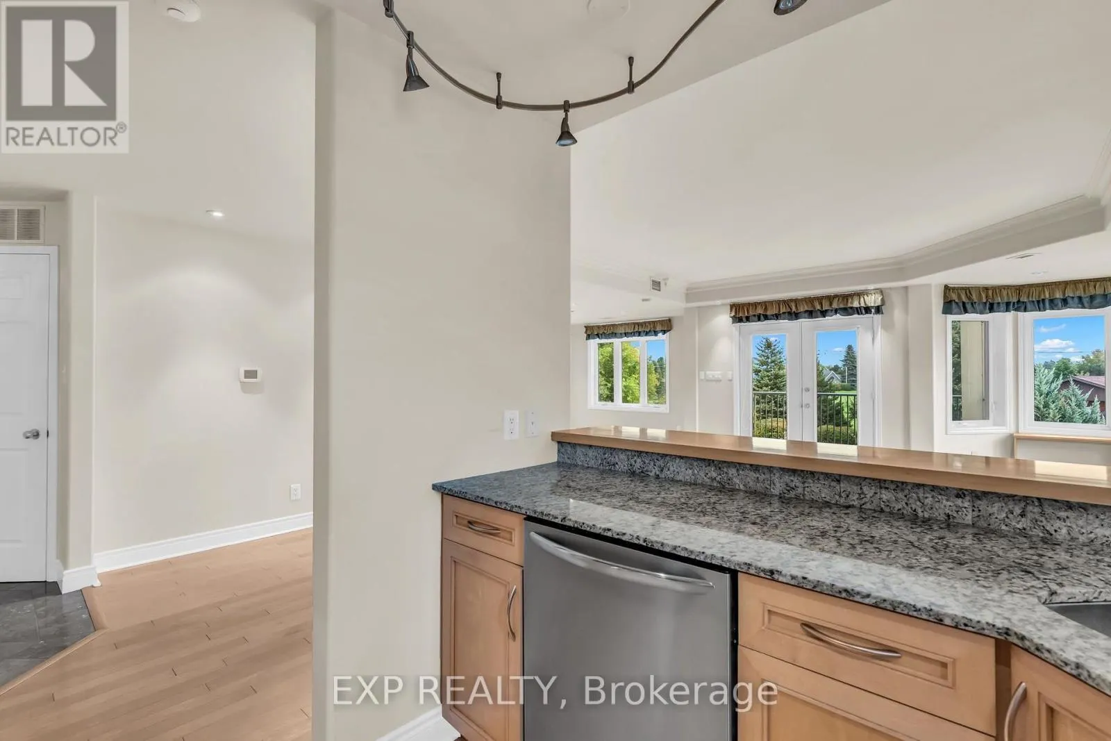 307 - 10 BAY STREET E