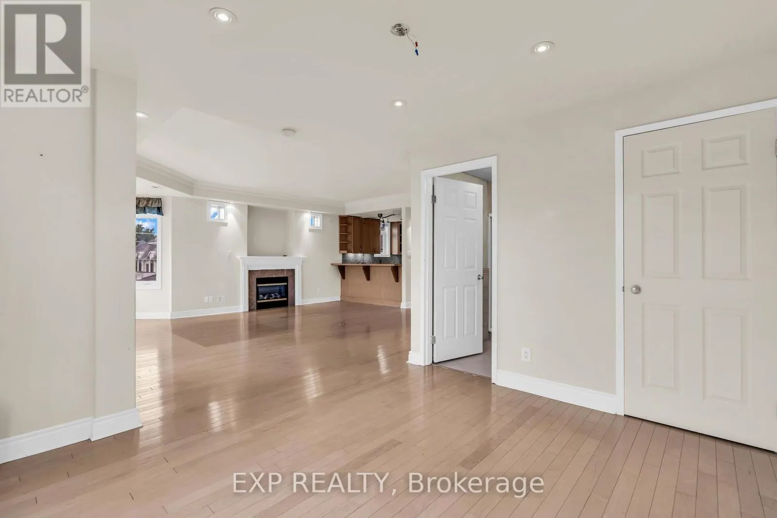 307 - 10 BAY STREET E