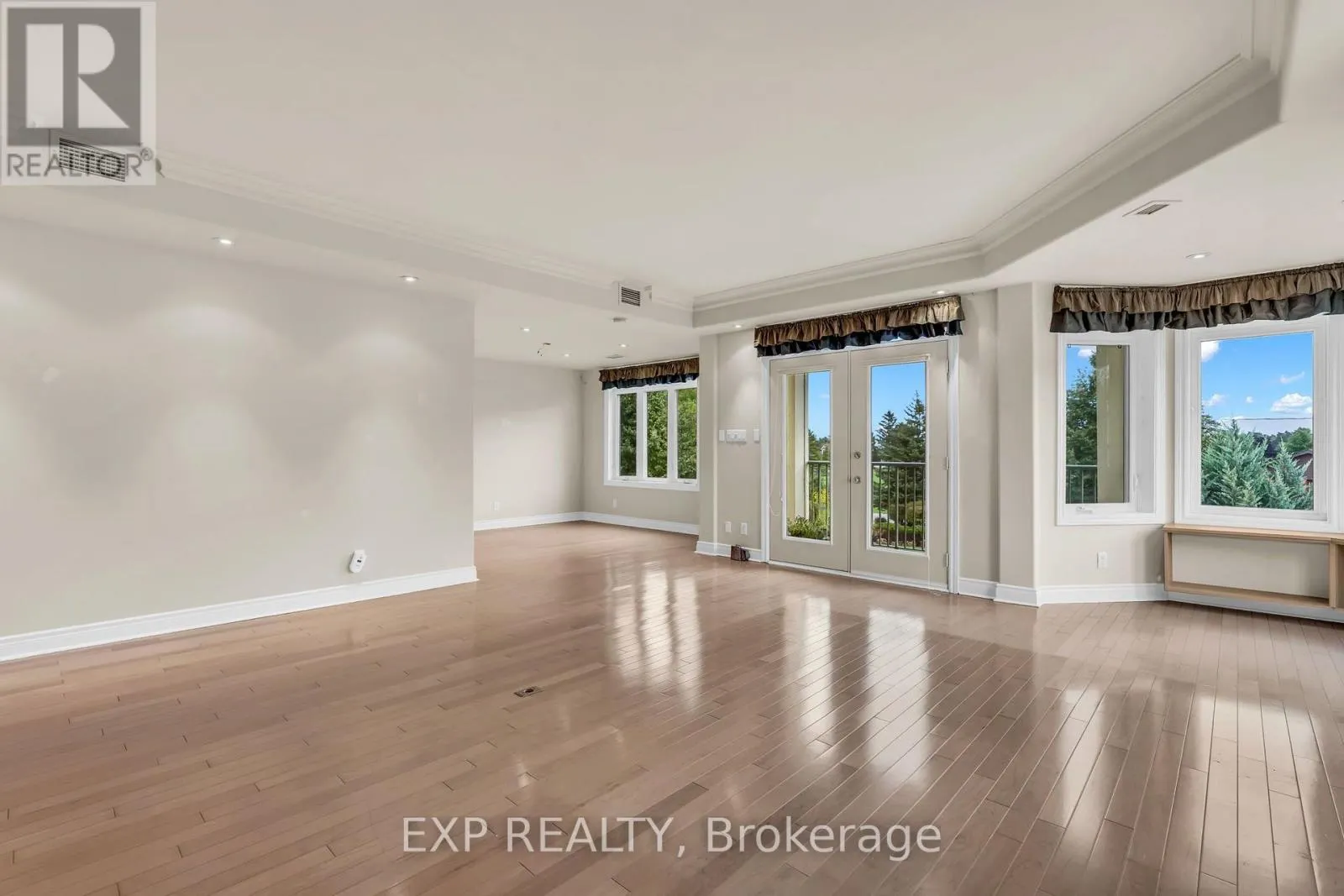 307 - 10 BAY STREET E