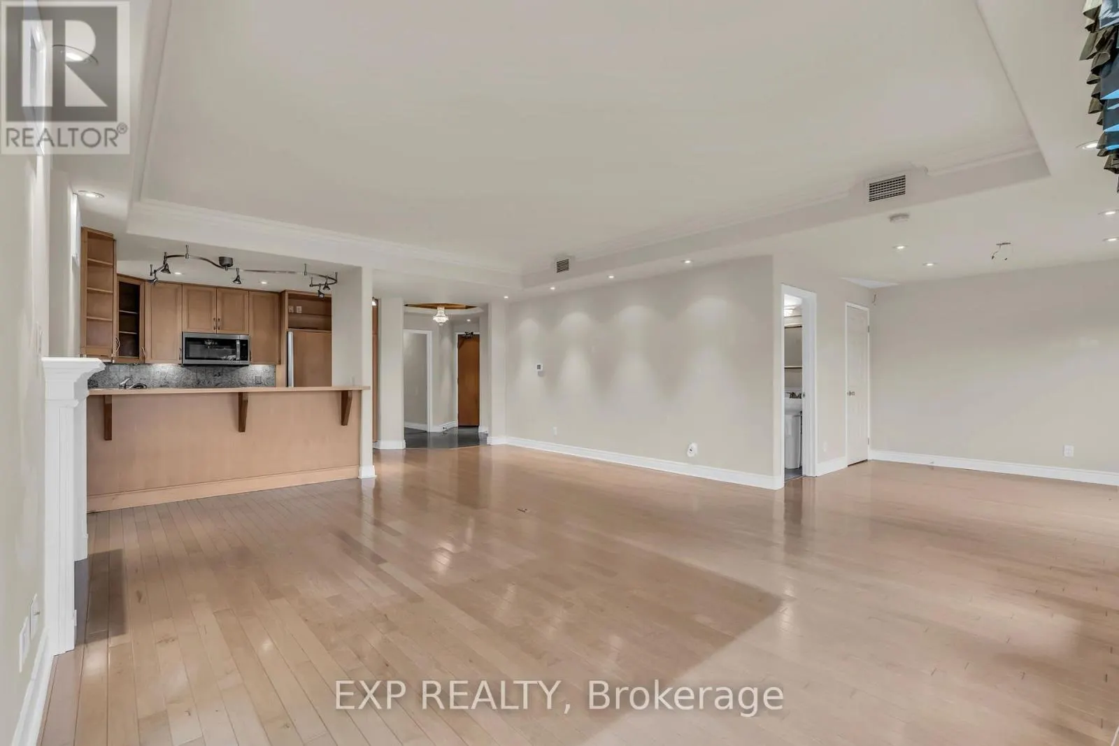 307 - 10 BAY STREET E